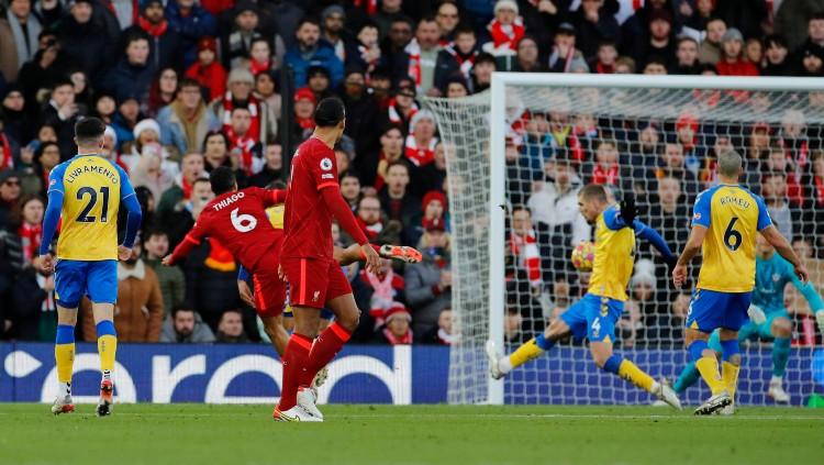 Indosport - Proses gol Thiago Alcantara di laga Liverpool vs Southampton (27/11/21).