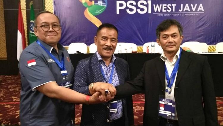 Komisaris PT PBB, Umuh Muchtar (tengah) bersama Tommy Apriantono (kanan) dan Direktur PT LIB, Akhmad Hadian Lukita (kiri) yang terpilih sebagai ketua dan wakil ketua Asprov PSSI Jabar periode 2021-2025. - INDOSPORT