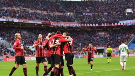 Di tengah kesibukan berburu pemain baru, AC Milan terancam ditinggal 3 pemainnya ke klub rival Liga Italia. Siapa saja mereka dan ke mana mereka berlabuh?