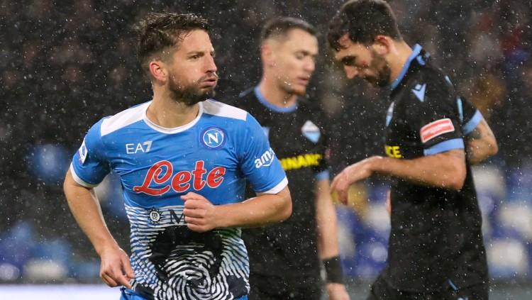 Selebrasi Dries Mertens (Napoli) pasca membobol gawang Lazio (29/11/21). Copyright: REUTERS/Ciro De Luca