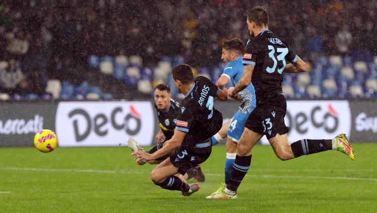 Dries Mertens (Napoli) melepaskan tembakan yang berbuah gol di tengah kepungan pemain Lazio (29/11/21).