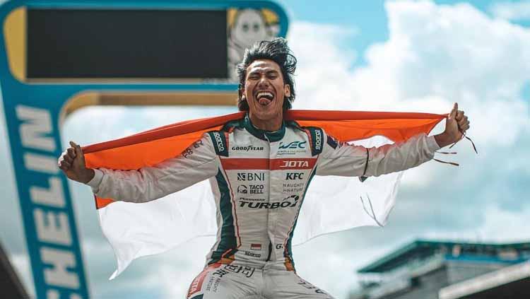 Sean Gelael tak kuasa menyembunyikan perasaan bahagianya usai resmi setim dengan 2 pembalap juara di WRT, Robin Frinjs dan Rene Rast pada ajang FIA WEC 2022.