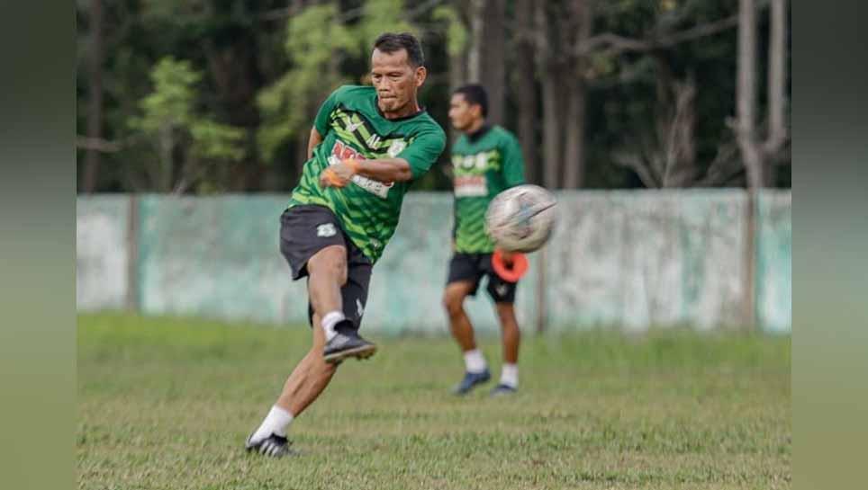 Pelatih PSMS Medan, Ansyari Lubis, memimpin latihan tim menjelang laga Liga 2.