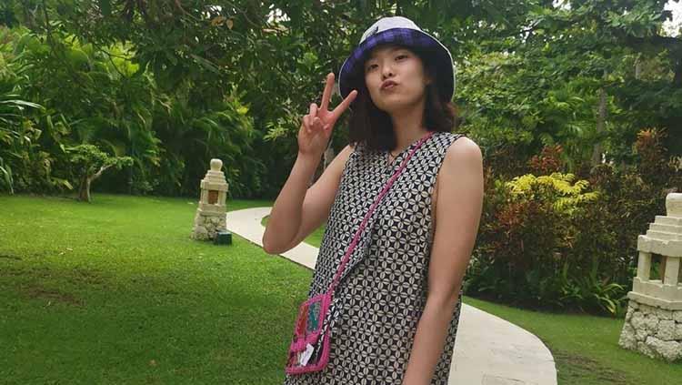 Pebulutangkis cantik Thailand, Puttita Supajirakul, terlihat senang saat dirinya mengenakan dress batik pemberian fans-nya di Indonesia. - INDOSPORT