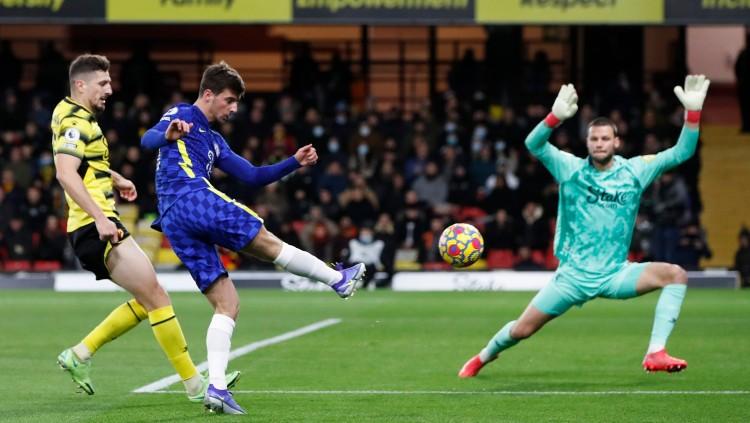 Mason Mount melepaskan tembakan di laga Watford vs Chelsea (02/12/21).