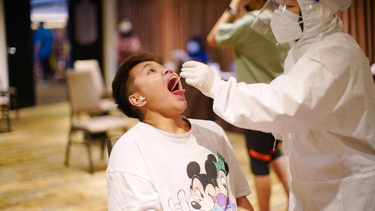 Pebulutangkis Apriyani Rahayu menjalani swab test di sela-sela agenda Indonesia Badminton Festival 2021.