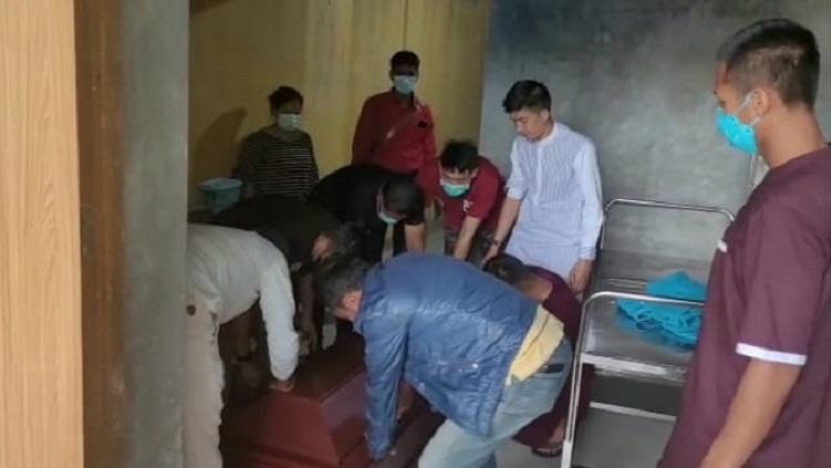 Pemain Muba Babel United mengantarkan jenazah mang Din.