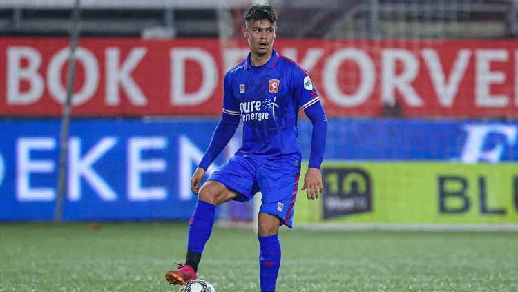 Pemain keturunan Indonesia, Mees Hilgers disebut sedang dilirik oleh sejumlah raksasa Liga Belanda termasuk PSV pada bursa transfer nanti. - INDOSPORT