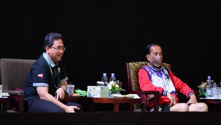 Presiden RI Joko Widodo menyaksikan langsung turnamen bulutangkis BWF World Tour Finals 2021 - INDOSPORT