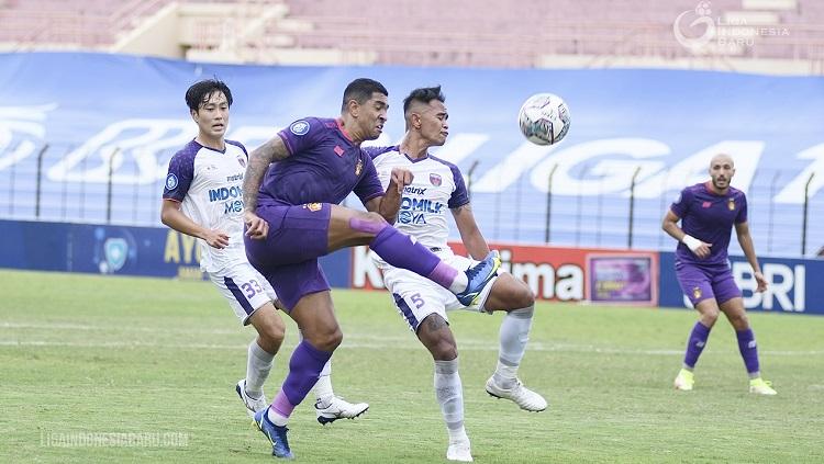 Aksi gelandang Persik Kediri, Dionatan Machado, dalam pertandingan Liga 1 kontra Persita Tangerang, Jumat (3/12/21).