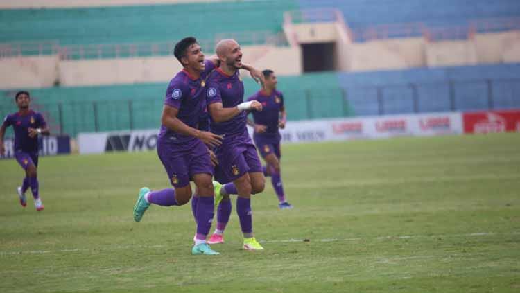 Selebrasi Ridwan dan Yousseff saat mengantar Persik kalahkan Persita di Liga 1.