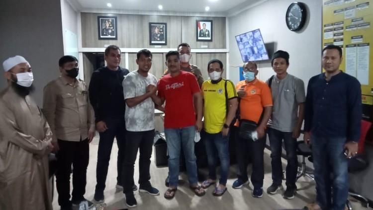 Saktiawan Sinaga (baju putih) telah berdamai dengan korban (baju merah) di Polsek Percut Sei Tuan.