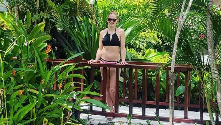 Sedang asyik berfoto sambil pose santai berbikini di Bali, pebulutangkis Inggris yakni Lauren Smith mengaku digigit nyamuk hingga membuat netizen berkomentar. - INDOSPORT