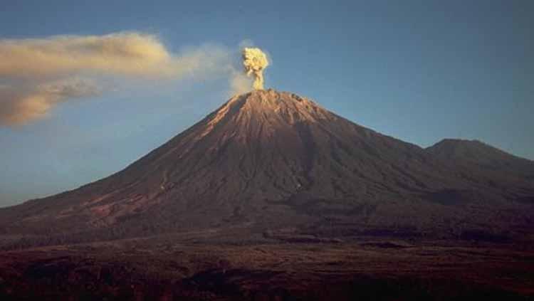 Erupsi Gunung Semeru masih terus dipantau oleh Badan Penanggulangan Bencana Daerah (BPBD) Jawa Timur. - INDOSPORT