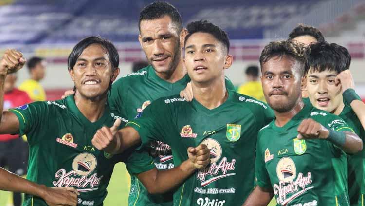 Indosport - Selebrasi Persebaya Surabaya merayakan gol ke gawang Barito Putera, Sabtu (04/12/21) di Stadion Manahan, Solo.