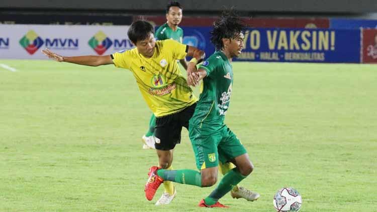 Duel bek Persebaya, Ady Setiawan dengan bek Barito Putera, M Rifky Suryawan
