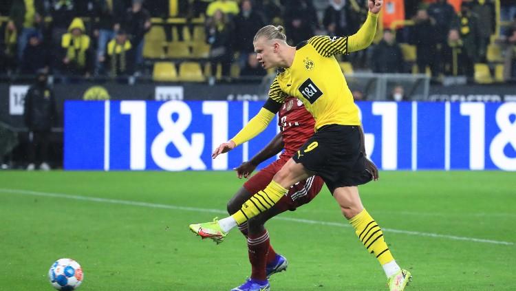 Penyerang Borussia Dortmund, Erling Haaland melepaskan tembakan ke gawang Bayern Munchen (05/12/21). - INDOSPORT