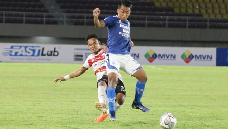 Duel winger Persib Bandung, Febri Hariyadi dengan winger Madura United, Harus Tuharea.