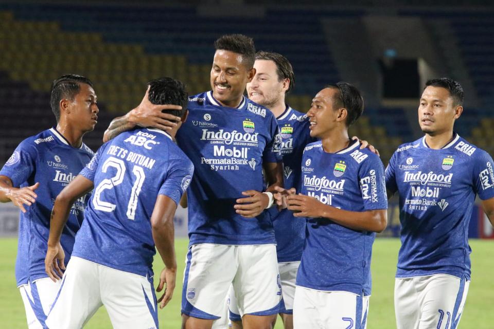 Selebrasi para pemain Persib atas gol yang diciptakan Frets Butuan ke gawang Madura United dalam laga pekan ke-15 kompetisi BRI Liga 1 2021/2022 di Stadion Manahan Solo, Sabtu (11/05/21).