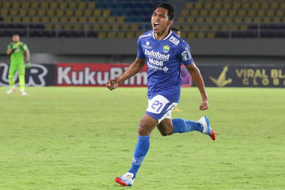 Selebrasi winger Persib Bandung, Frets Butuan merayakan golnya ke gawang Madura United, dalam laga pekan ke-15 kompetisi BRI Liga 1 2021/2022 di Stadion Manahan Solo, Sabtu (11/05/21).