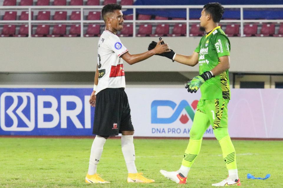 Bek Madura United, Alfin Tuasalamony berbesar hati menerima kekalahan dan memberi ucapan selamat pada kiper Persib Bandung, Muhammad Natshir dalam laga pekan ke-15 kompetisi BRI Liga 1 2021/2022 di Stadion Manahan Solo, Sabtu (11/05/21).
