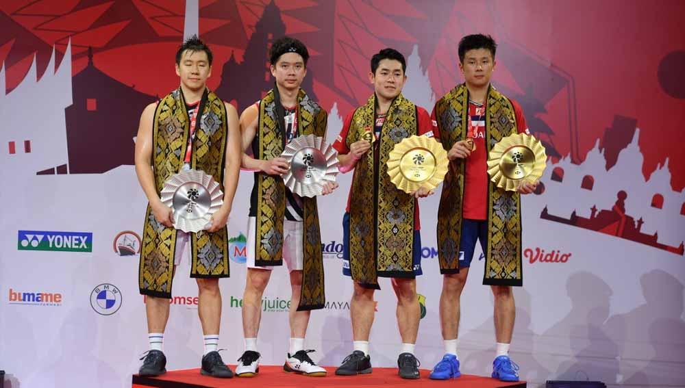 Podium sektor ganda putra BWF World Tour Final 2021 di Bali International Convention Center, Minggu (05/12/21). Pasangan Jepang Takuro Hoki/Yugo Kobayashi berhasil menjadi juara usai menaklukkan pasangan Indonesia Marcus Gideon/Kevin Sanjaya, 21-16, 13-21 dan 21-17.