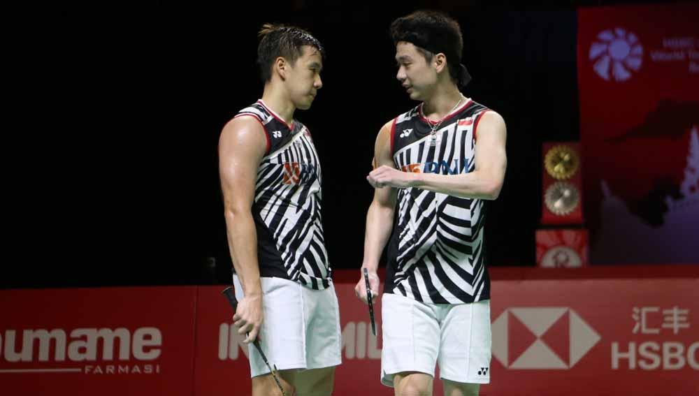 Ganda Indonesia Marcus, Gideon/Kevin Sanjaya saat berdiskusi pada laga final BWF World Tour Final 2021 di Bali International Convention Center, Minggu (05/12/21).