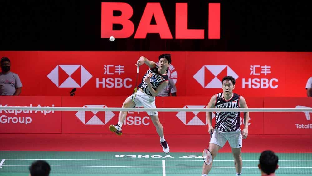 Ganda Indonesia Marcus Gideon/Kevin Sanjaya kalah saat melakukan pukulan smash ke arah pasangan Jepang Takuro Hoki/Yugo Kobayashi pada final BWF World Tour Final 2021 di Bali International Convention Center, Minggu (05/12/21).