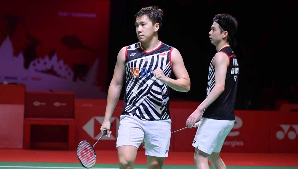 Ganda putra Indonesia, Marcus Gideon/Kevin Sanjaya saat berhasil meraih poin atas pasangan Jepang Takuro Hoki/Yugo Kobayashi pada final BWF World Tour Final 2021 di Bali International Convention Center, Minggu (05/12/21).