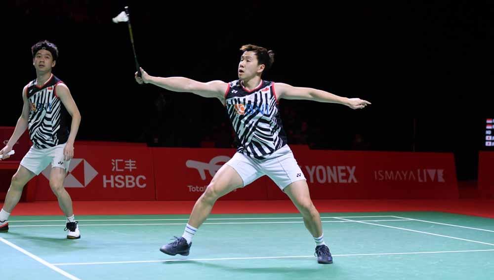 Ganda putra Indonesia, Marcus Gideon/Kevin Sanjaya saat mengembalikan shuttlecock ke arah pasangan Jepang Takuro Hoki/Yugo Kobayashi pada final BWF World Tour Final 2021 di Bali International Convention Center, Minggu (05/12/21).