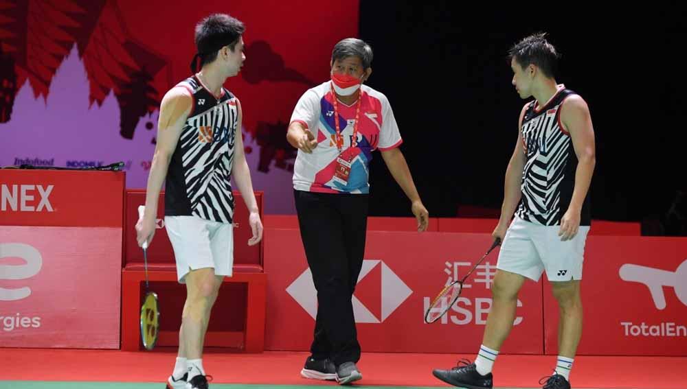 Ganda putra Indonesia, Marcus Gideon/Kevin Sanjaya saat berdiskusi dengan pelatih Herry IP pada final BWF World Tour Final 2021 di Bali International Convention Center, Minggu (05/12/21).