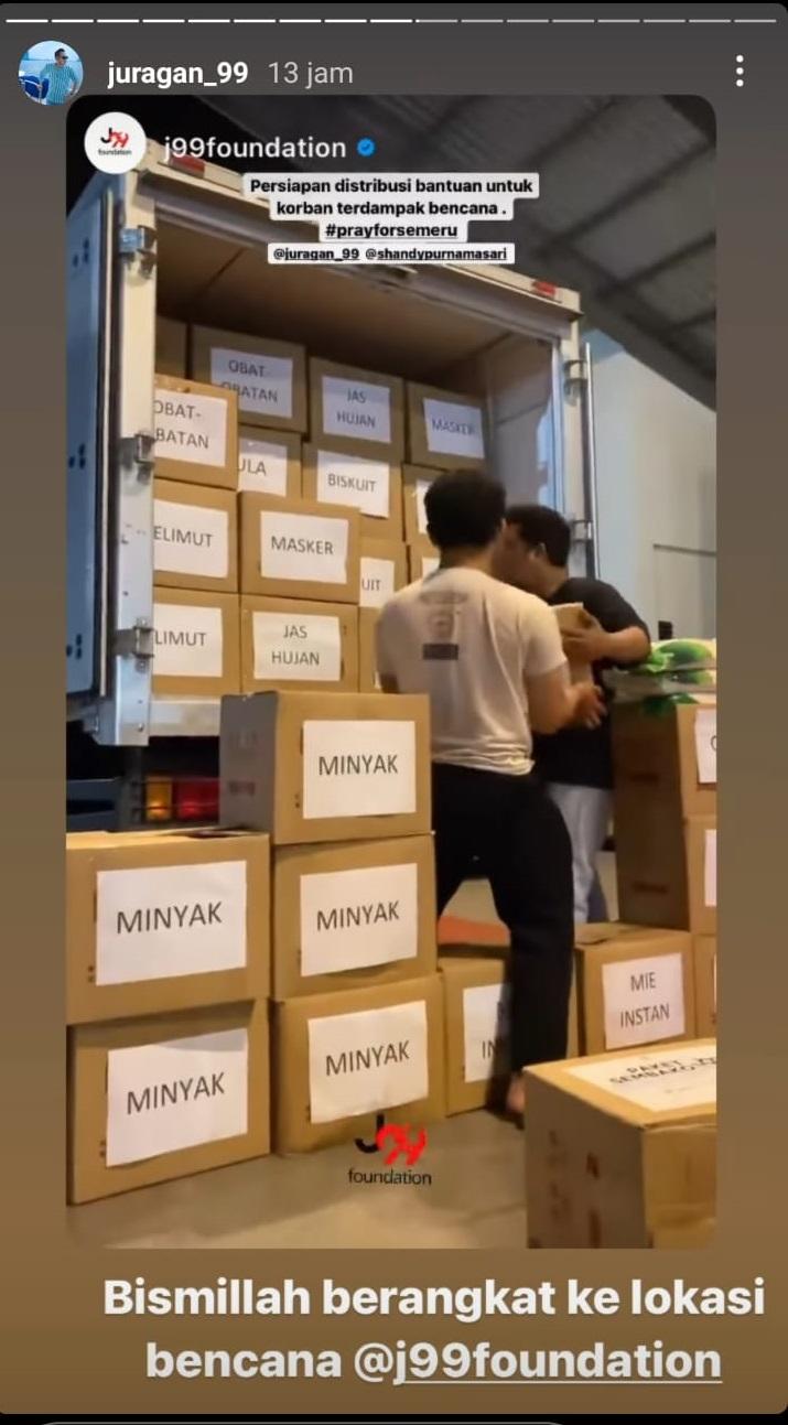 Gilang Widya Pramana mengirimkan bantuan untuk korban bencana Semeru Copyright: instagram.com/stories/juragan_99