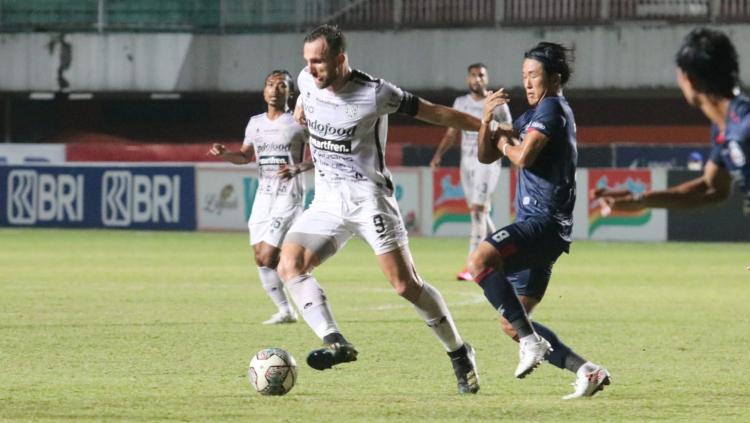 Gelandang Arema FC, Renshi Yamaguchi saat mengawal ketat striker Bali United Ilija Spasojevic dalam lanjutan Liga 1 2021/2022.