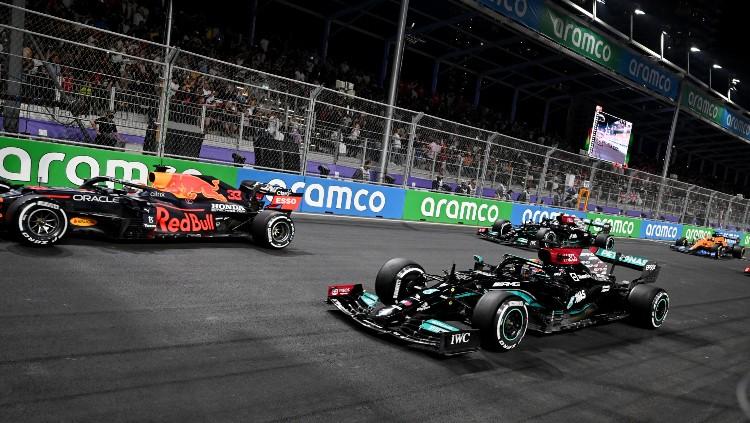 Max Verstappen (Red Bull) dan Lewis Hamilton (Mercedes) di F1 GP Arab Saudi (06/12/21).