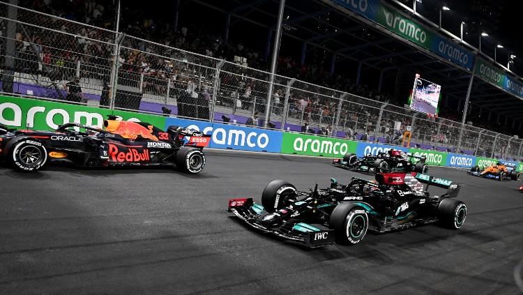 Max Verstappen (Red Bull) dan Lewis Hamilton (Mercedes) di F1 GP Arab Saudi (06/12/21). - INDOSPORT