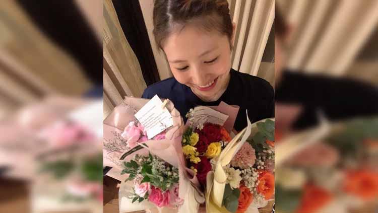 Pebulutangkis cantik Jepang, Chiharu Shida, melempar senyum ke fans usai mendapatkan banjir hadiah fans selama di Bali.