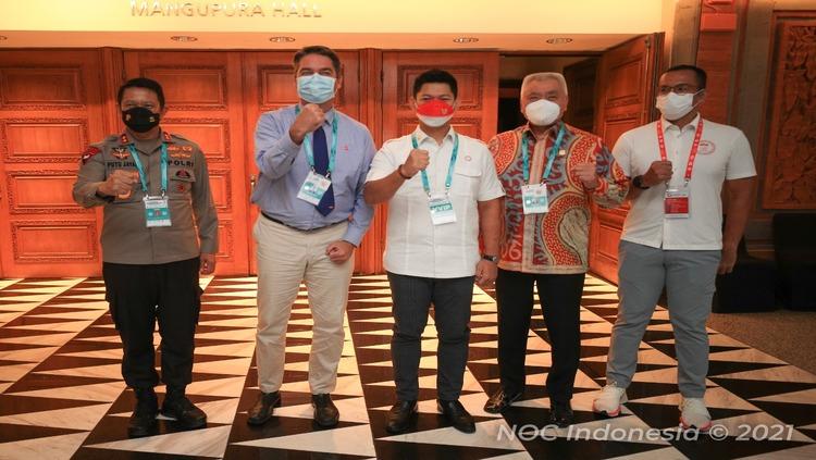Presiden BWF, Poul-Erick (kemeja biru) saat berkunjung ke Bali. - INDOSPORT
