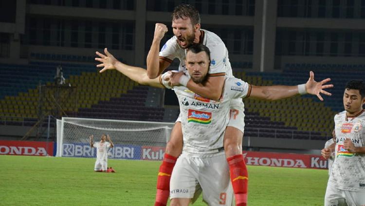 Selebrasi gol Marko Simic bersama Marco Motta - INDOSPORT
