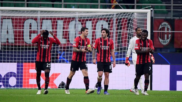 Para penggawa AC Milan berjalan lemas pasca gawangnya dibobol Liverpool (08/12/21). - INDOSPORT