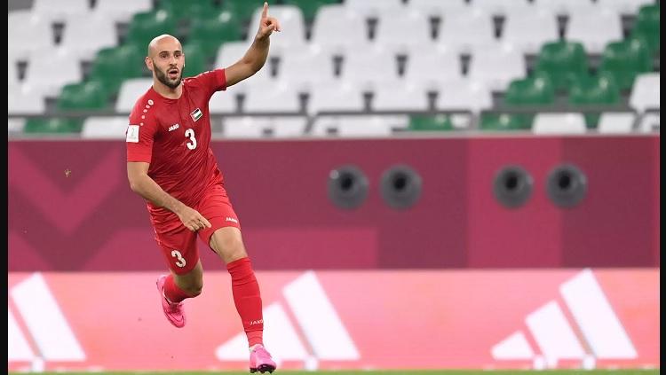 Indosport - Selebrasi Mohammed Rashid usai mencetak gol untuk Palestina di Piala Arab FIFA 2021.
