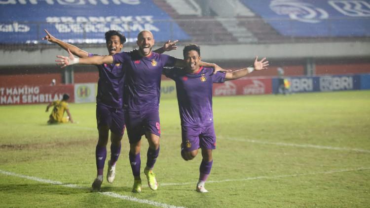 Selebrasi youssef ezzejari saat persik kalahkan barito 2-0