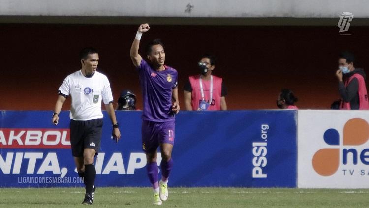 Kapten Persik Kediri, Antoni Putro Nugroho, mencetak gol ke gawang Barito Putera dalam pertandingan Liga 1.