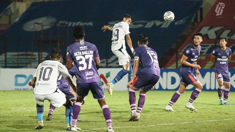 Pemandangan laga Liga 1 antara Persita Tangerang vs PSIS Semarang.