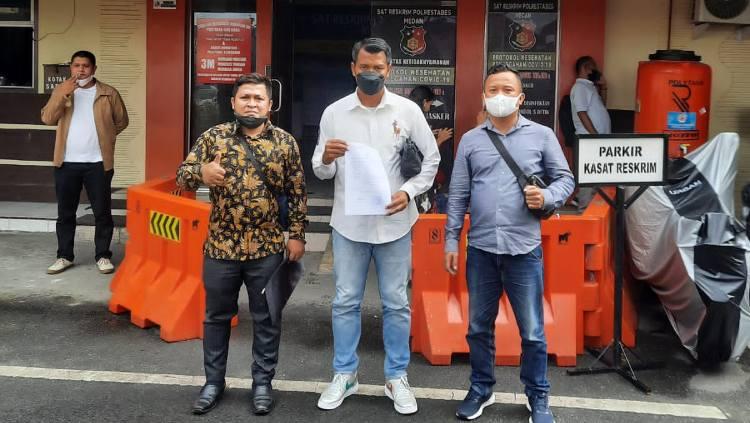 Eks Timnas Indonesia dan PSMS Medan, Saktiawan Sinaga (tegah) menunjukkan berkas usai melaporkan sejumlah akun Instagram ke Polrestabes Medan.