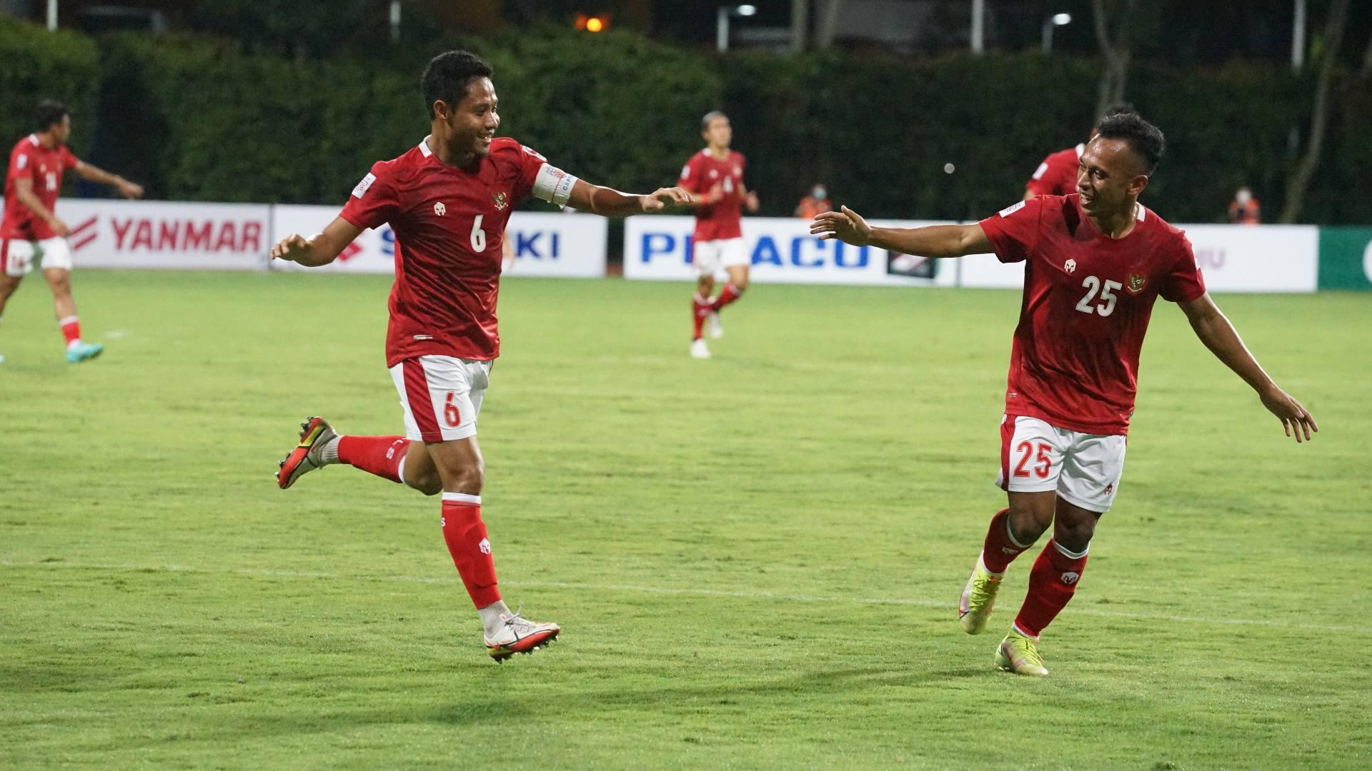 Selebrasi Evan Dimas dan Irfan Jaya di laga Timnas Indonesia vs Kamboja pada ajang Piala AFF 2020, Kamis (09/12/21). - INDOSPORT