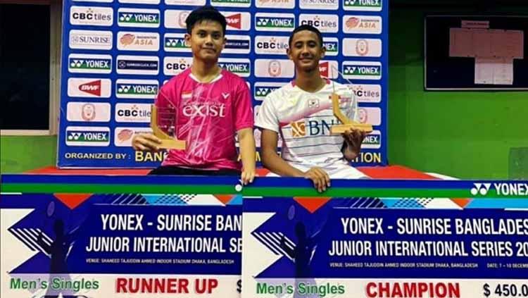 Pebulutangkis Alwi Farhan (kanan) berhasil mengalahkan Iqbal Diaz Syahputra pada partai final bulutangkis Bangladesh Junior International Series 2021. - INDOSPORT