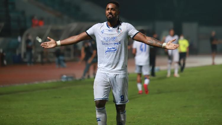 Selebrasi gol pemain asing Arema FC, Carlos Fortes ke gawang Borneo FC di Liga 1.