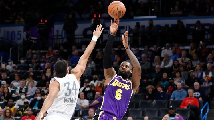 LeBron James melepaskan tembakan di laga Thunder vs Lakers (11/12/21). - INDOSPORT