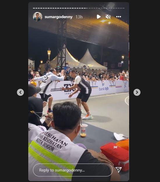 Denny Sumargo dan Bima Arya main basket 3x3 Copyright: Instagram Denny Sumargo