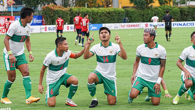 Selebrasi bek kanan Timnas Indonesia, Asnawi Mangkualam (tengah) usai berhasil mencetak gol ke gawang Laos lewat titik penalti pada laga kedua fase grup B Piala AFF di Bishan Stadium, Minggu (12/12/21).